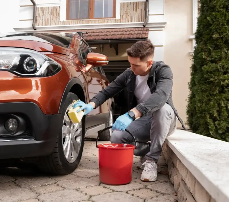 Lavage auto à domicile Saint-Hilaire-du-Harcouët : professionnel intervenant sur un véhicule